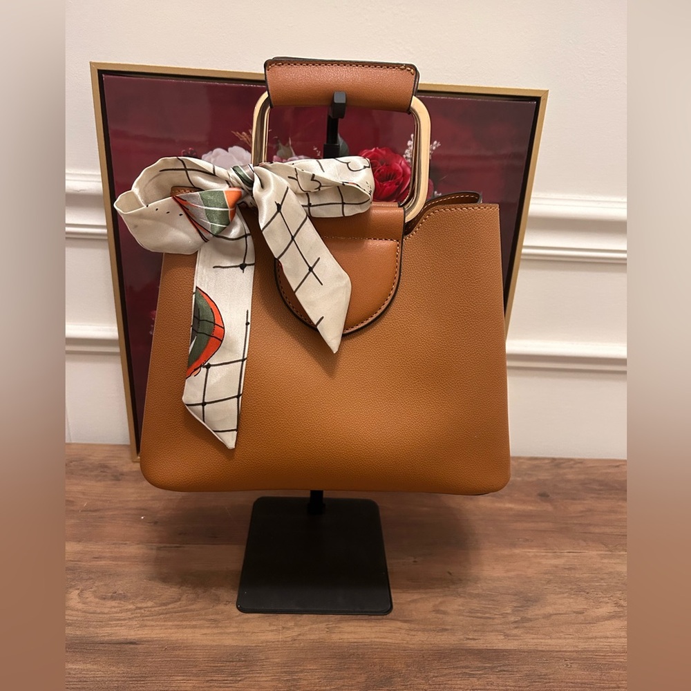 Elegant Tan Handbag with Chain Strap - Picture 9 of 9